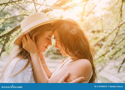 meninas se beijando|Duas meninas beijando filmagens de vídeo de stock